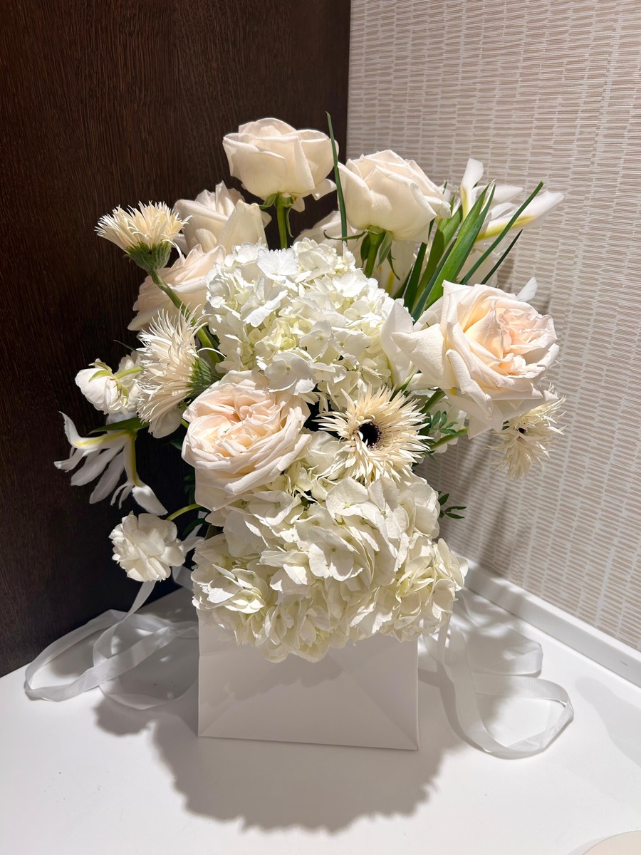 Aranjament floral alb elegant pentru eveniment — e-flower București