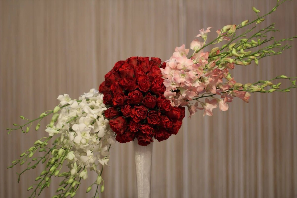 Aranjament floral înalt pentru nuntă — decor sală București