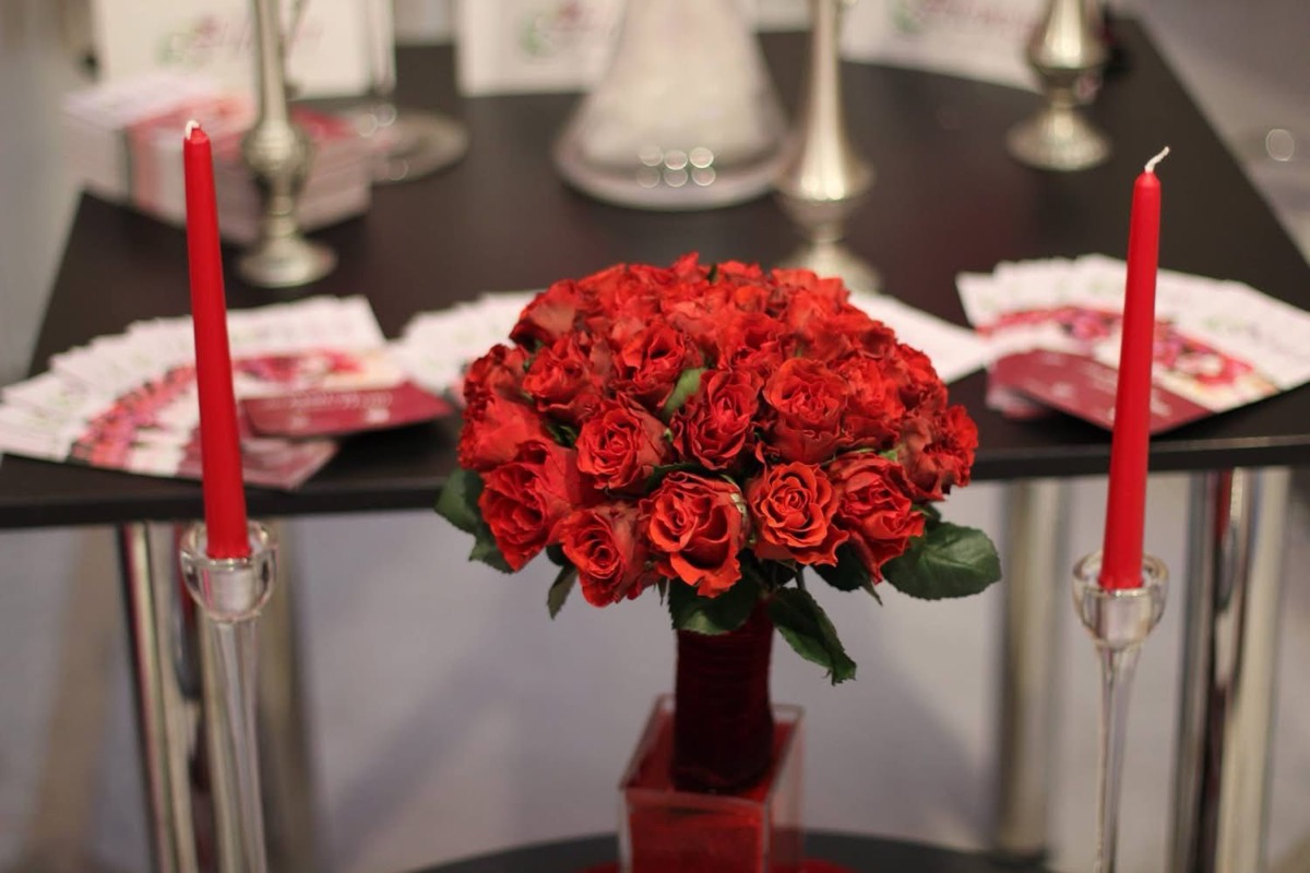 Aranjament trandafiri roșii pentru masă — decor eveniment