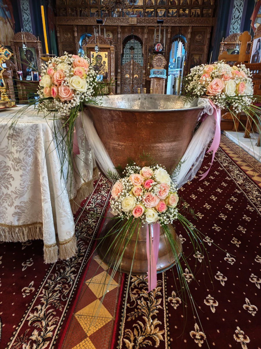 Decor cristelniță botez cu flori — e-flower București