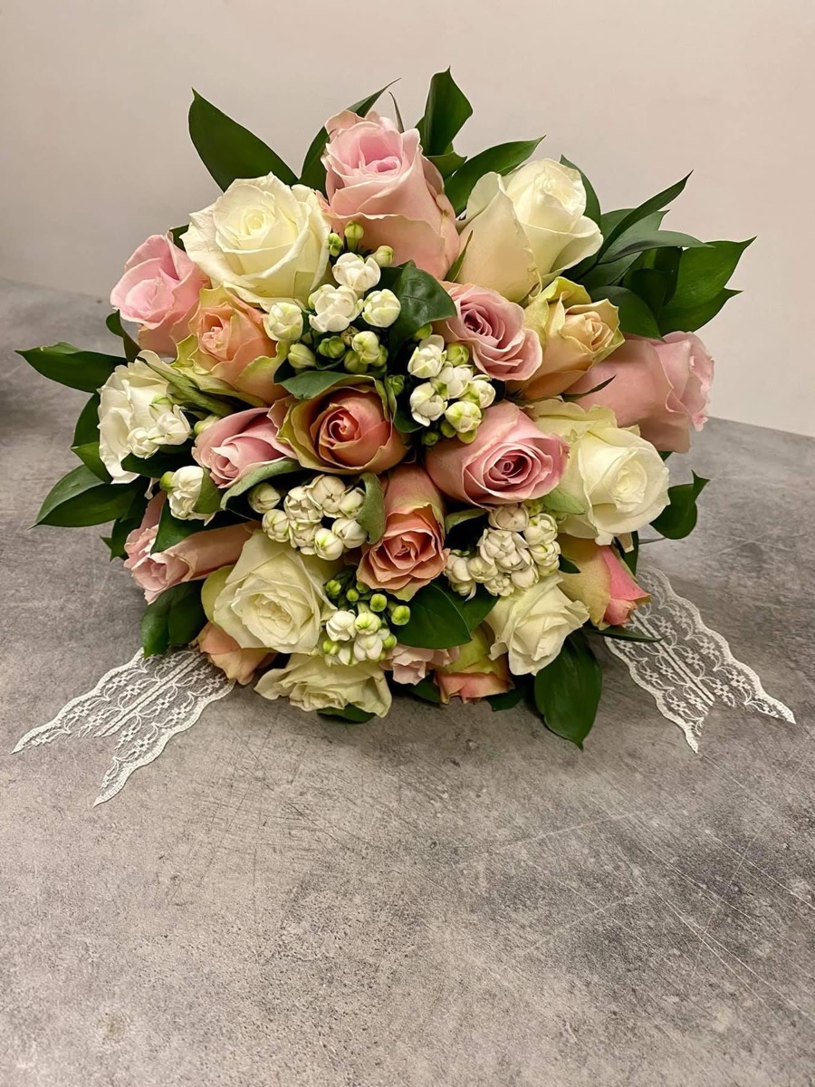 Buchet de mireasă cu trandafiri roz și albi — e-flower