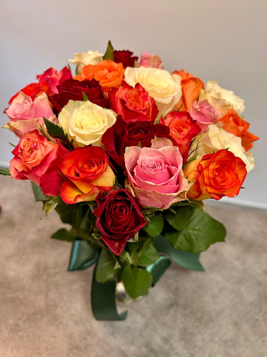 Buchet trandafiri mixți colorați — aranjament floral la comandă