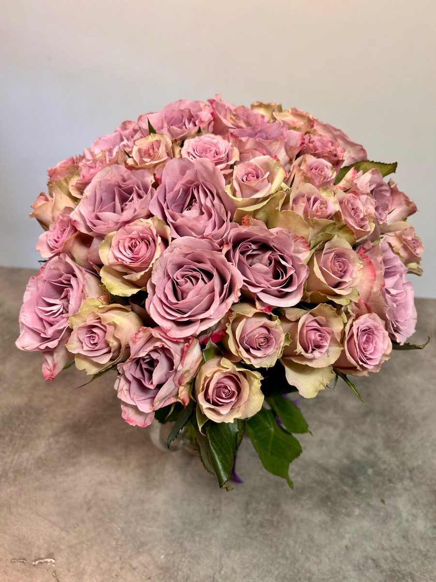 Buchet mare de trandafiri mov — aranjament floral la comandă