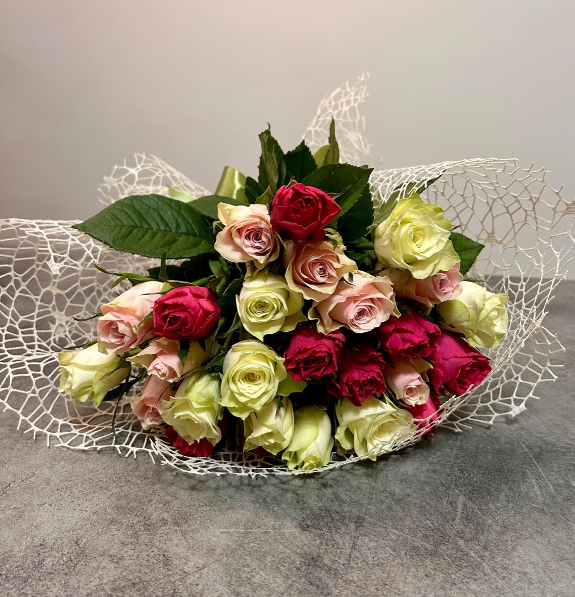 Buchet trandafiri roz și albi în plasă — e-flower