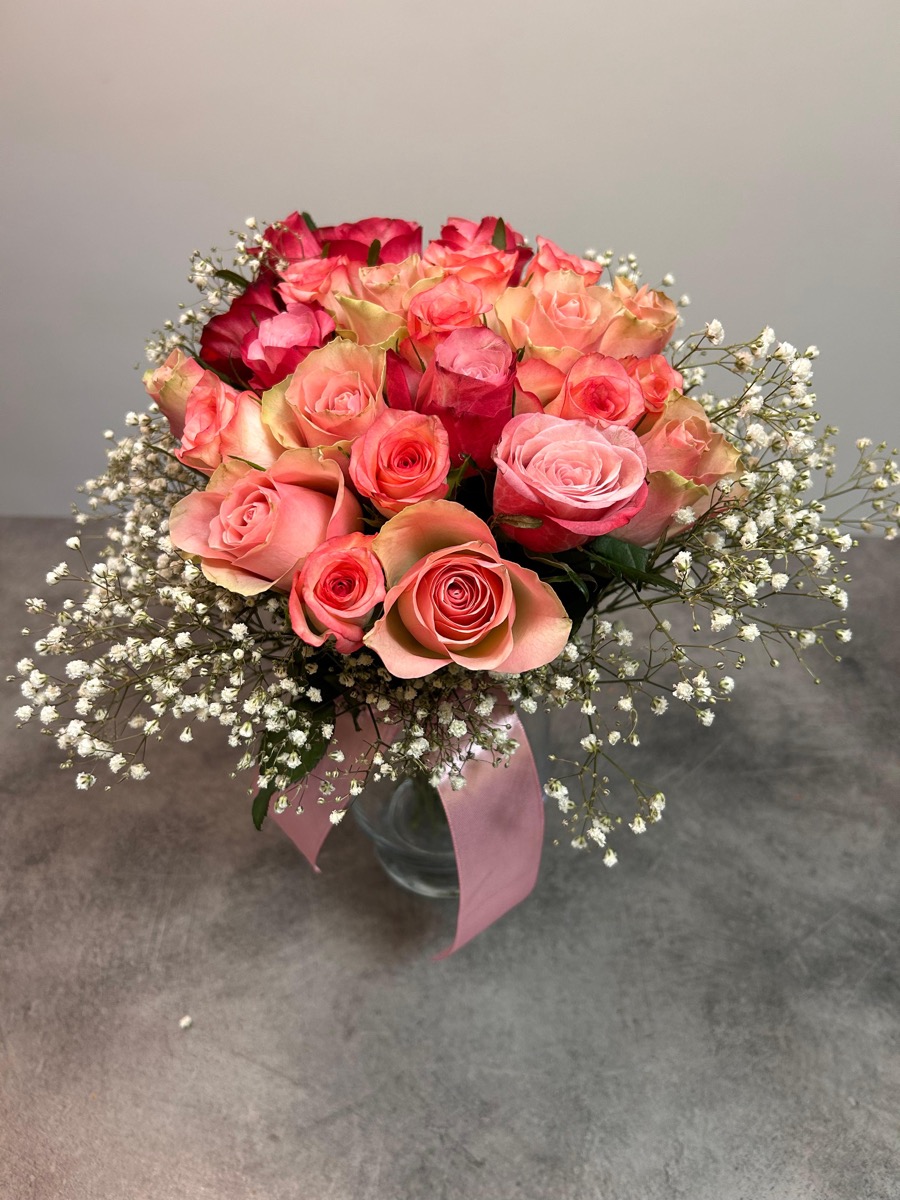 Buchet trandafiri roz cu gypsophila — aranjament floral București