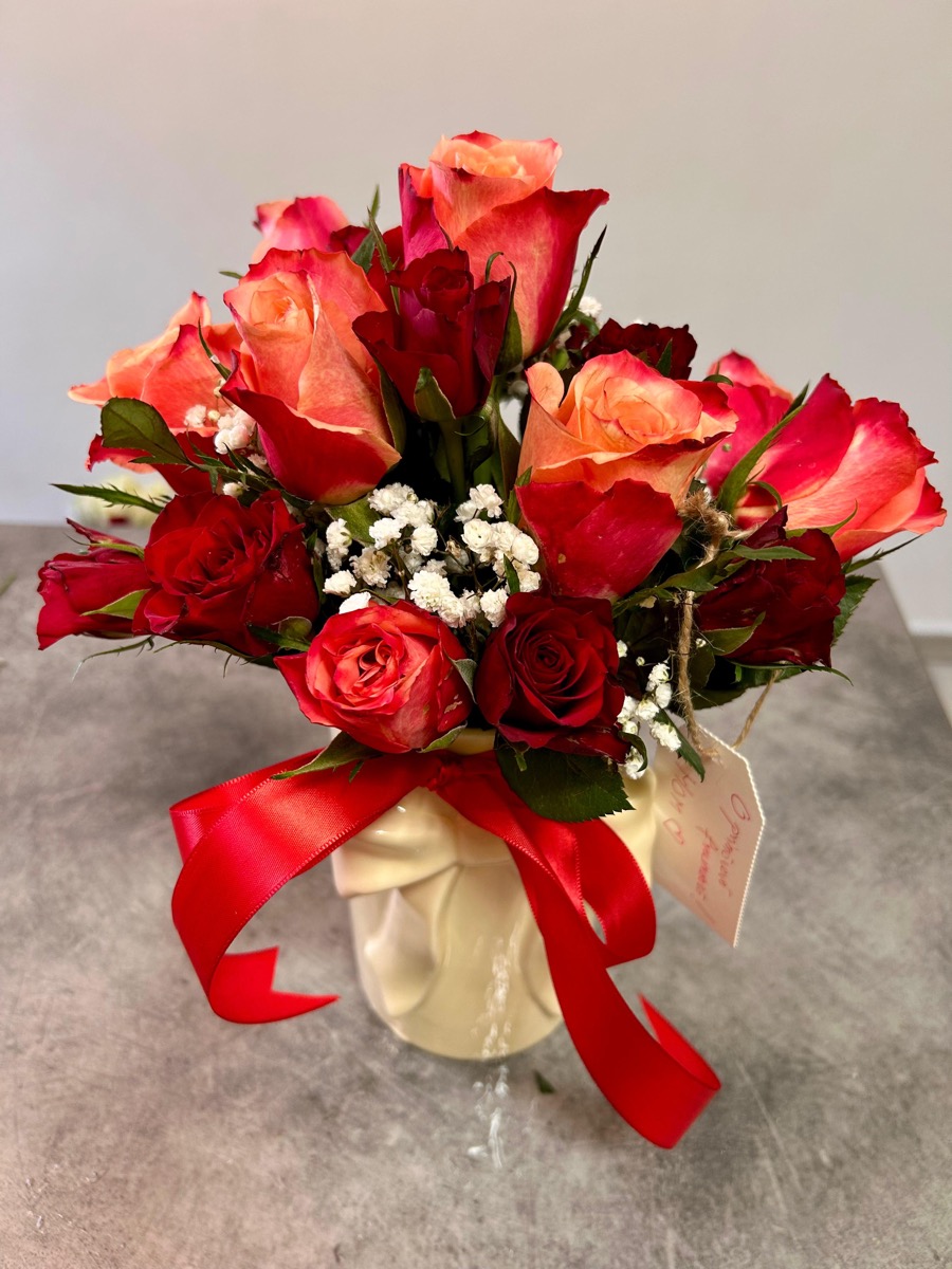 Cutie flori roșu și portocaliu — aranjament cadou București