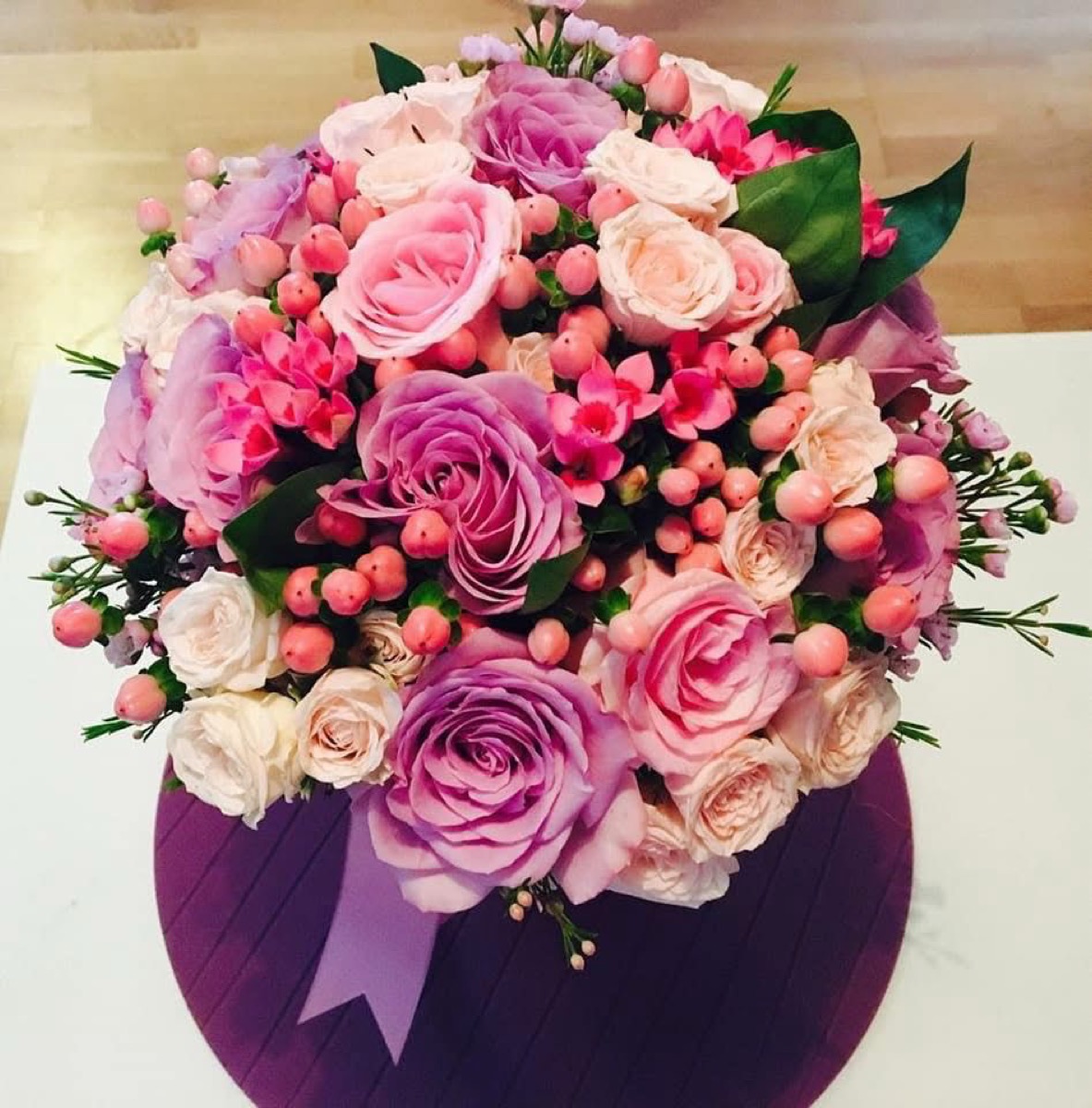 Cutie elegantă cu trandafiri mov — aranjament cadou București