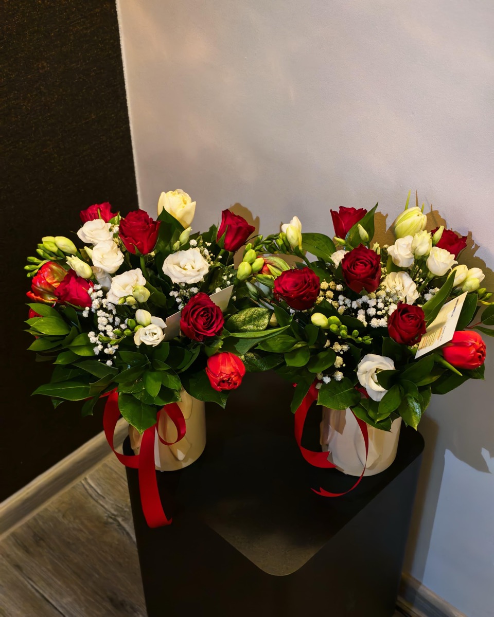 Cutii florale roșu și alb pentru cadou — e-flower București