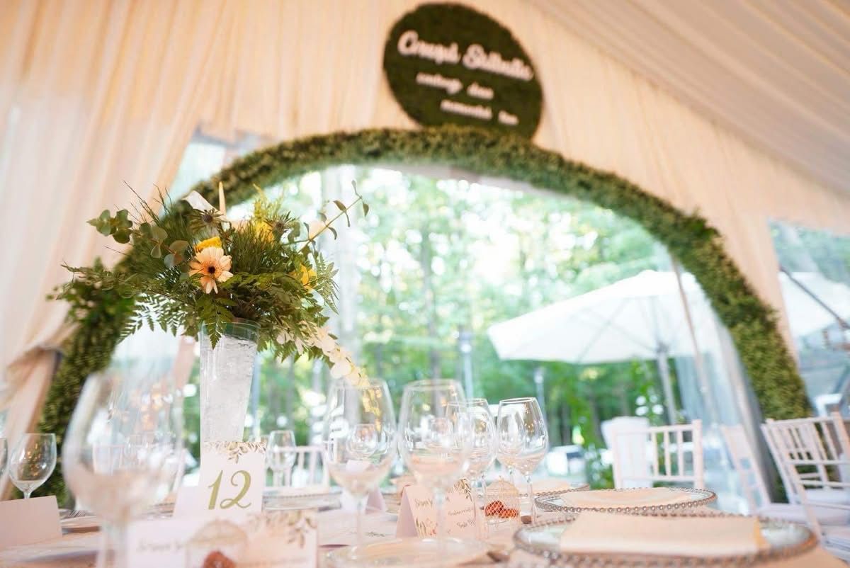 Decor sală nuntă cu aranjamente florale — e-flower București