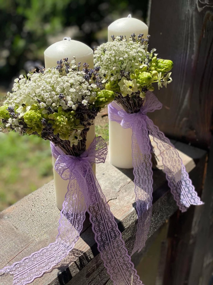 Lumânare decorativă cu lavandă și flori albe — e-flower